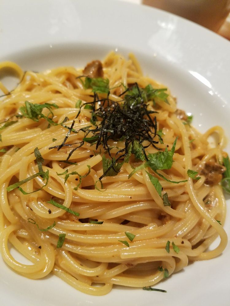 Spaghetti topped with shredded seaweed